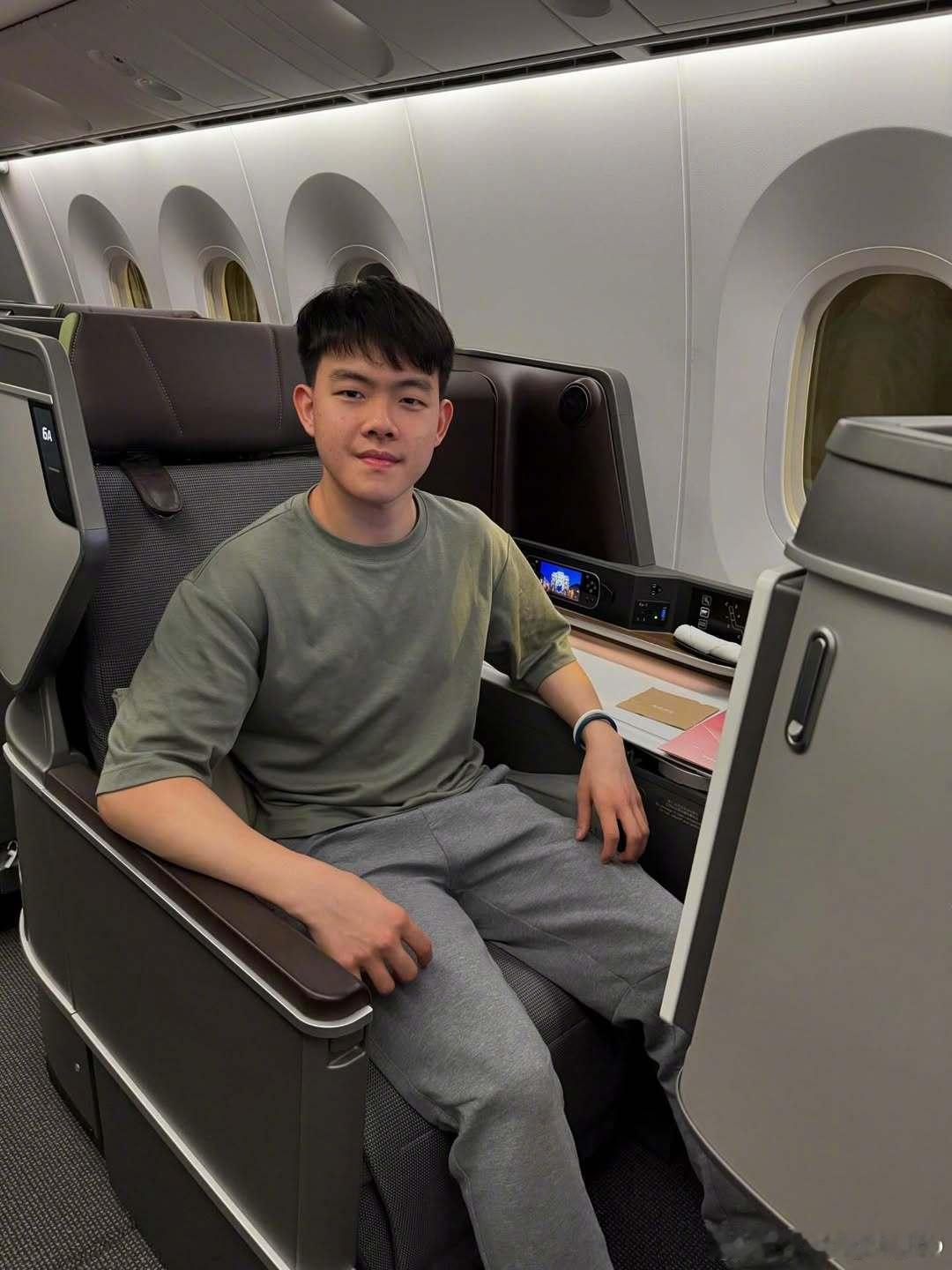 高承睿：出发🇸🇪🛫感谢长荣航空能让我在飞机上好好休息准备比赛！（林昀儒赞过
