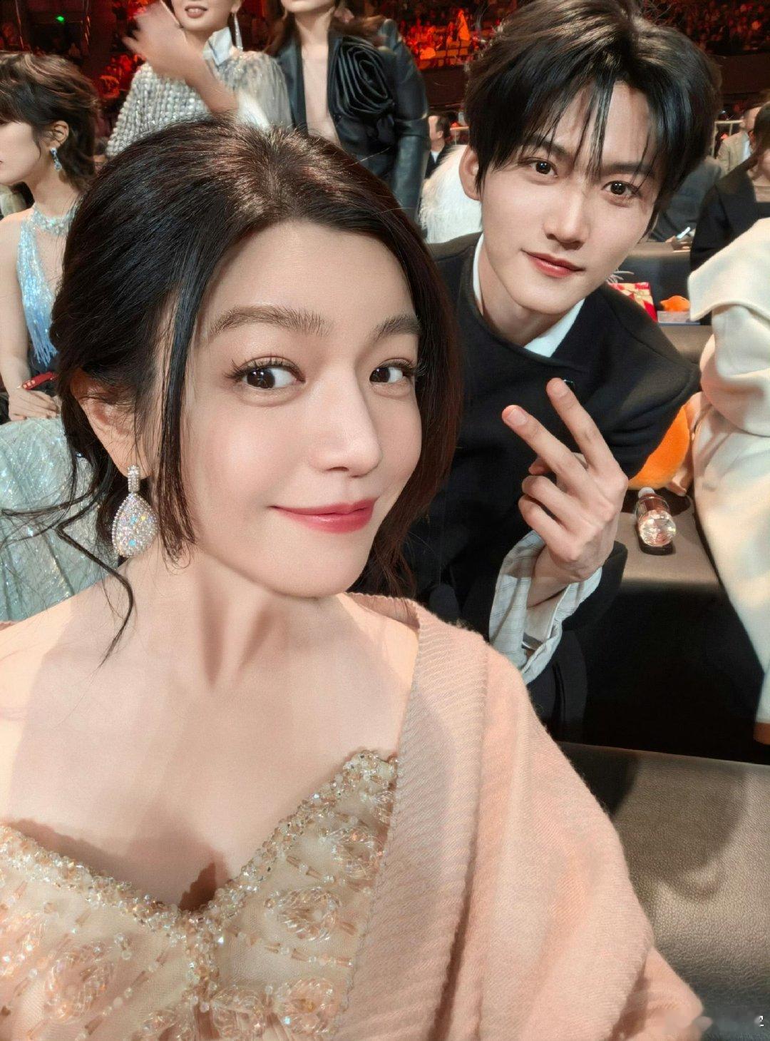 周柯宇晒和陈妍希合照周柯宇晒和陈妍希合照，好养眼呀，期待下次合作 