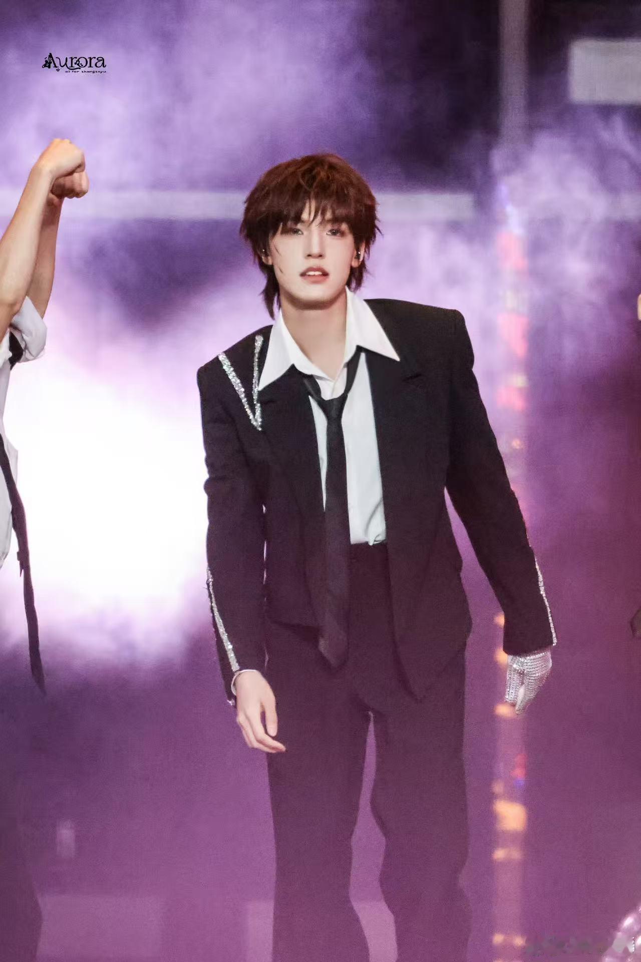 张泽禹玫瑰王子look 张泽禹玫瑰王子造型太帅了，妥妥的玫瑰小王子本人 