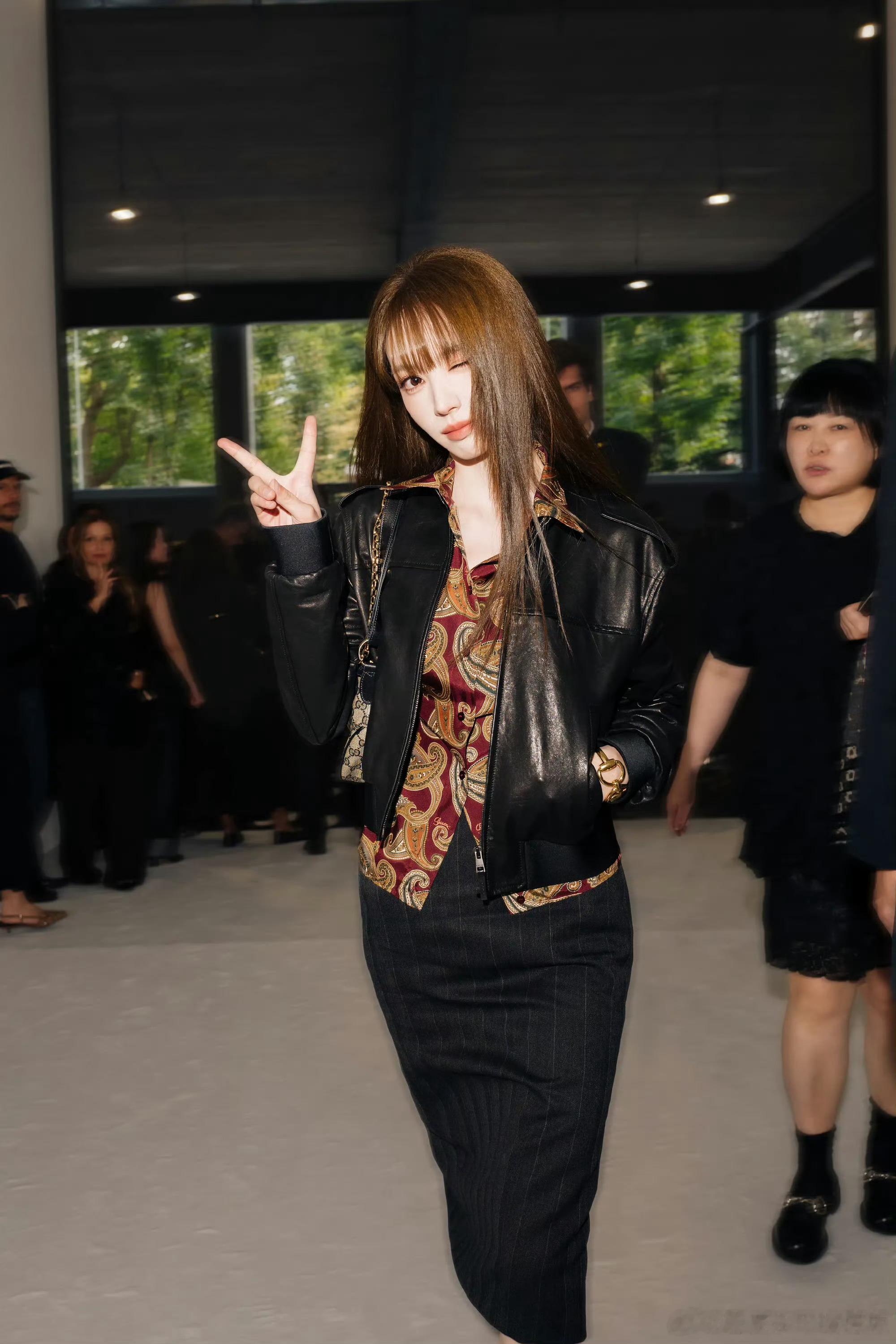 上班女王下班女大，竟然还在机场拿了一叠签名照给粉丝发，我的妈呀，这谁顶得住啊！田