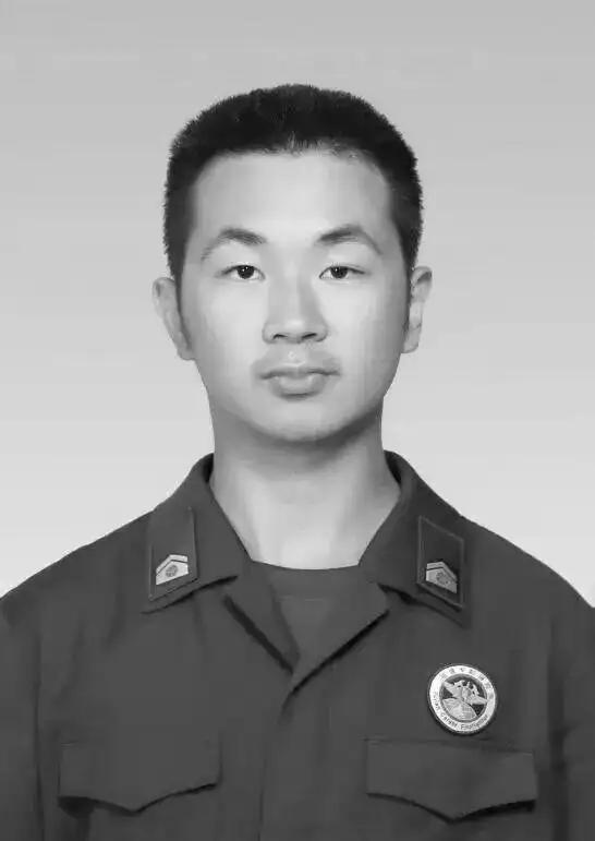 他们正在灭火，船炸了。
 
福建福安华海船厂，一艘维修中的货船底部漏油起火消防员