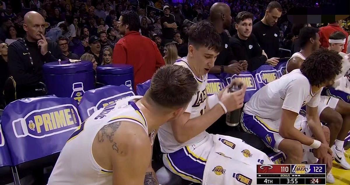 东契奇没喊过“我是老大”，但没人比他更像老大。
暂停时蹲下来，手把手教拉拉维亚走