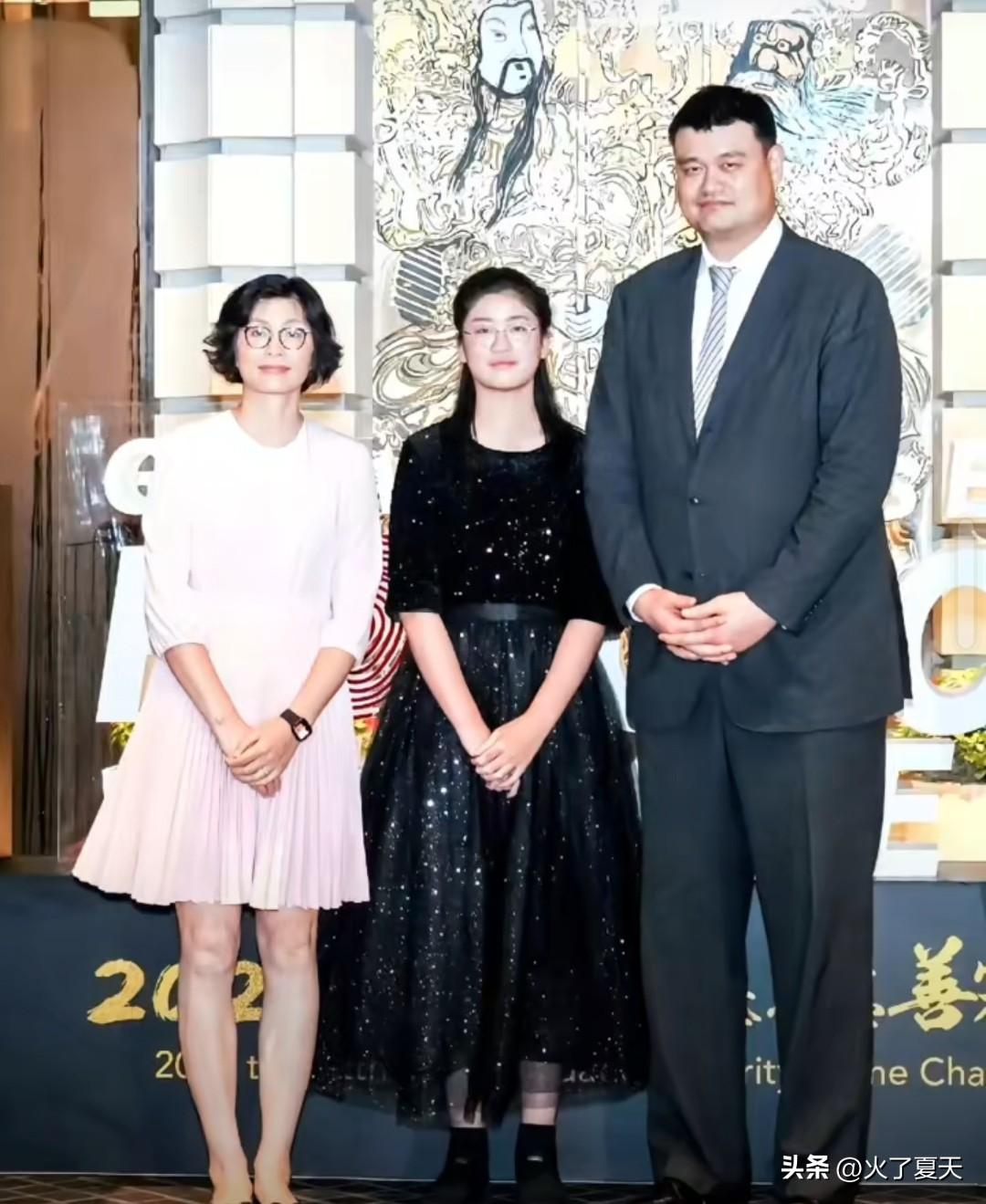 15岁的姚沁蕾身高已达1米98，却宣布不打篮球，要去复旦大学读新闻。
 
网友们