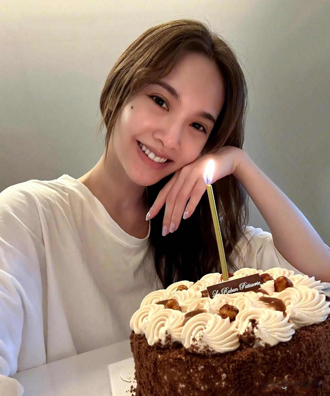 杨丞琳这状态，怎么看都不像40岁！
6月4日，杨丞琳晒出一组庆生照。虽然缺少了与