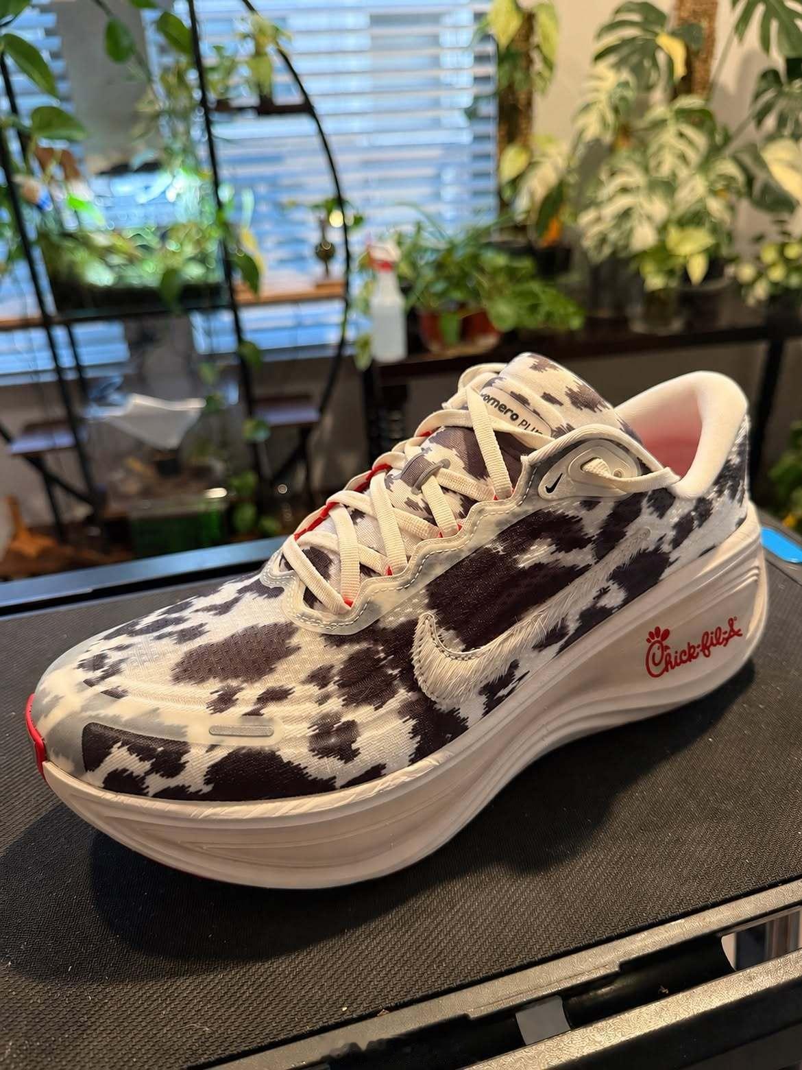 Nike 耐克的 Chick-fil-A 合作版本Vomero Plus。这个感