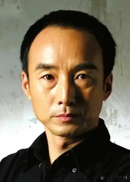 这位男演员给人的感觉就是沉稳低调，从不炒作，看了他演二三十年的戏，甚至你都不知道