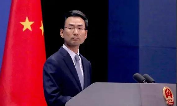 就在高市早苗狂言涉台底线的瞬间，北京的通稿里，“日本政府”四个字突然消失，换成了