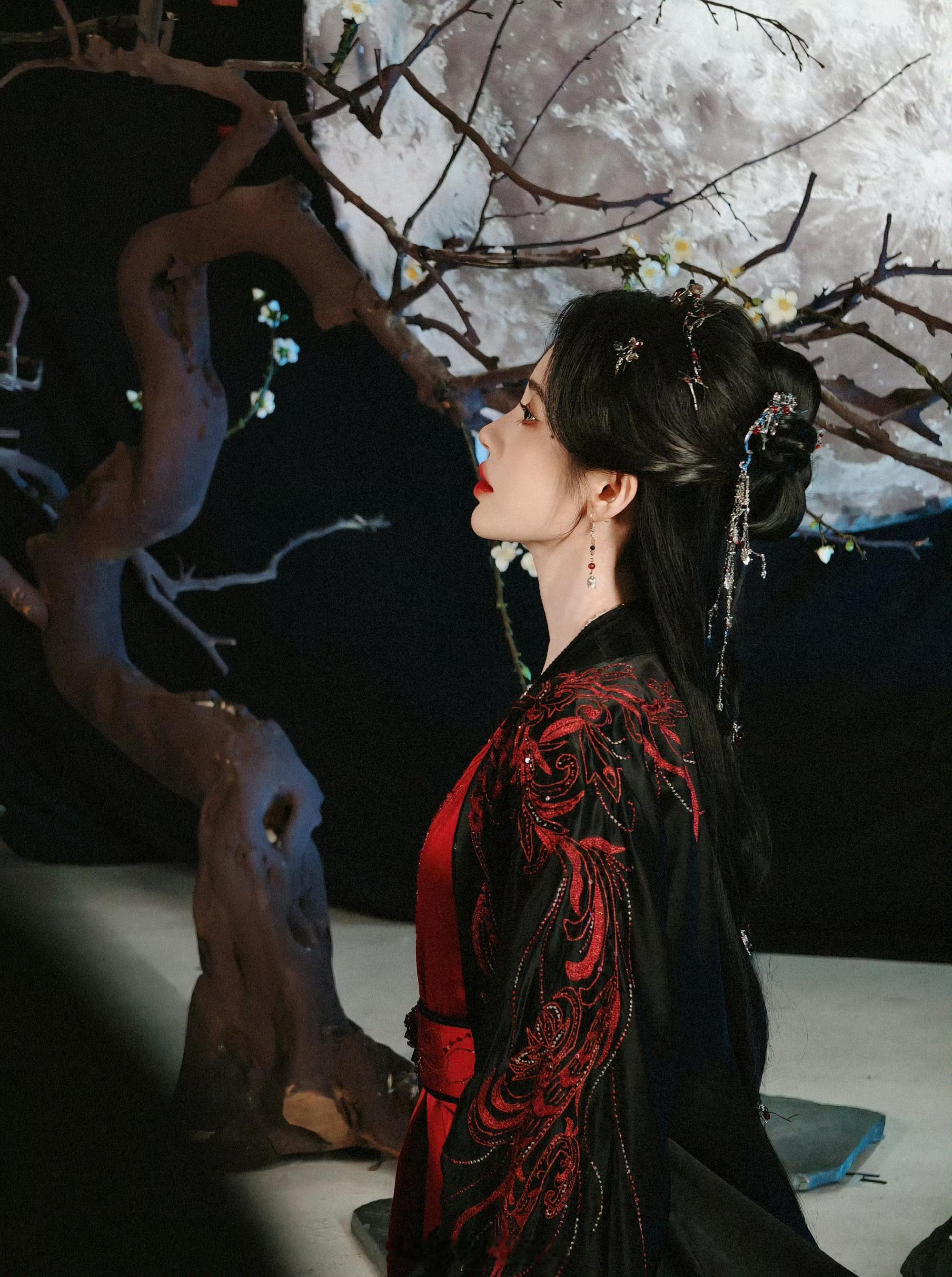 派酱安利 鞠婧祎露芜衣红袍造型露芜衣红袍造型完全美到窒息红色战袍配上小鞠的绝美容