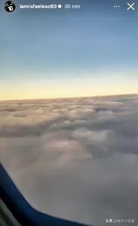 莱奥离开米兰！今天莱奥社交媒体发布了一张飞机上的照片，他已经离开米兰，前往比利时