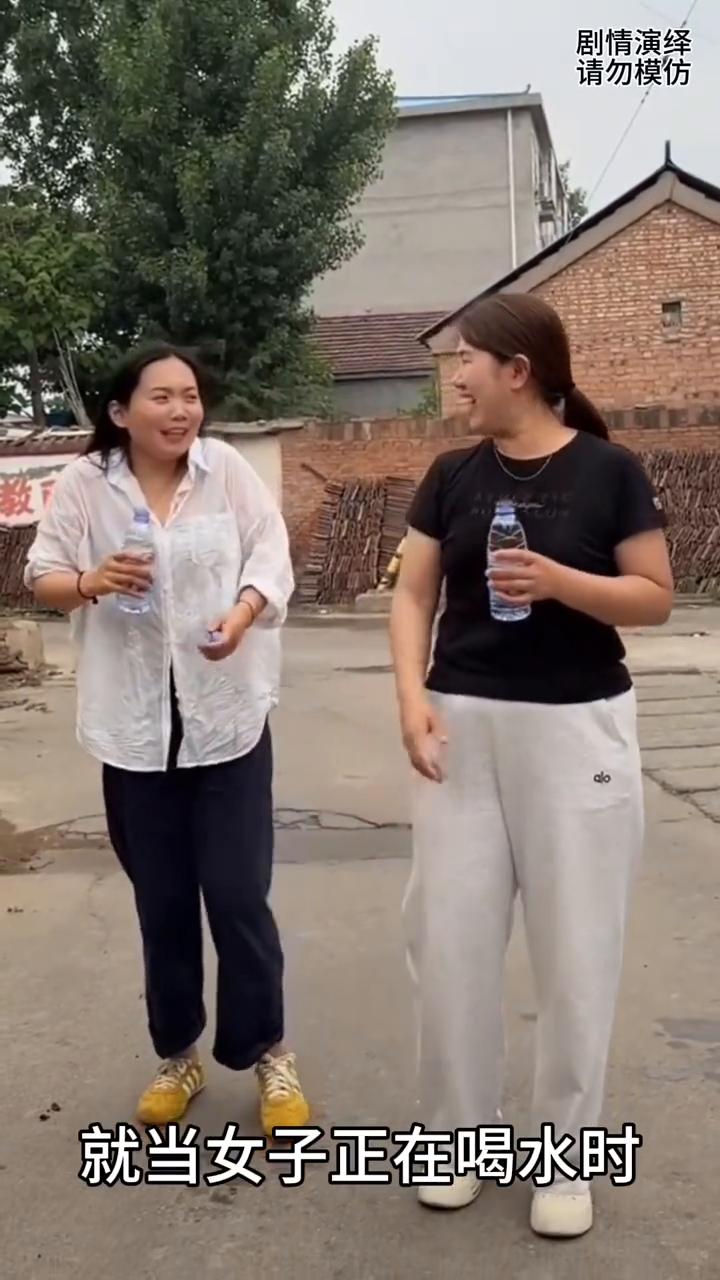 女子喝水时朋友整蛊她没在意，谁知她整蛊朋友却又一个样。
女子和朋友在一起溜达，就