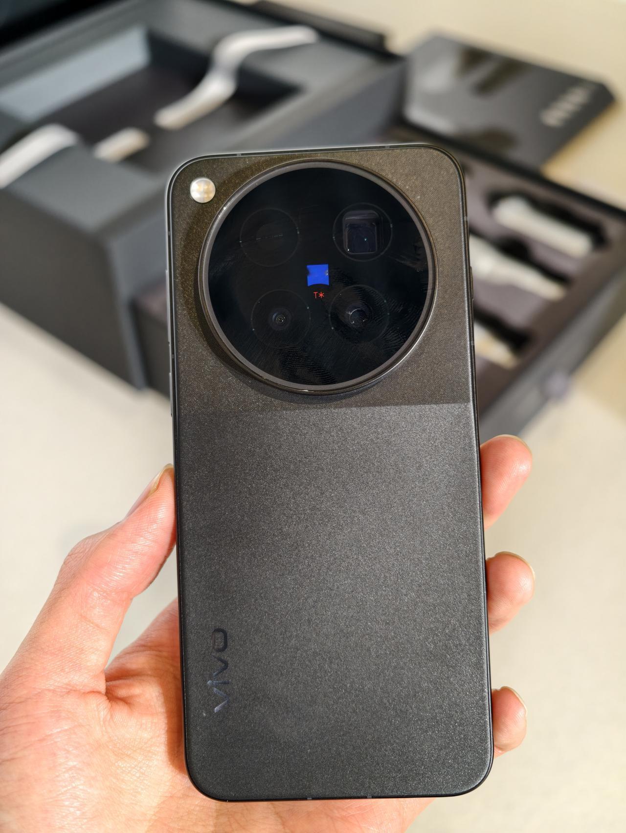 vivo X500 Pro Max：PM唯一2K屏+视频越级

vivo X50
