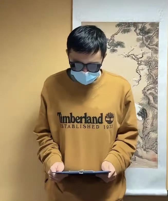 在俄罗斯课堂之上身披旭日旗的中国留学生戴墨镜鞠躬道歉，称不该展示旭日旗！
涉事学