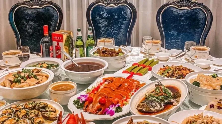 在这个快节奏的时代，外卖、打包成为许多人的日常选择。我们习惯了便利，也习惯了“看