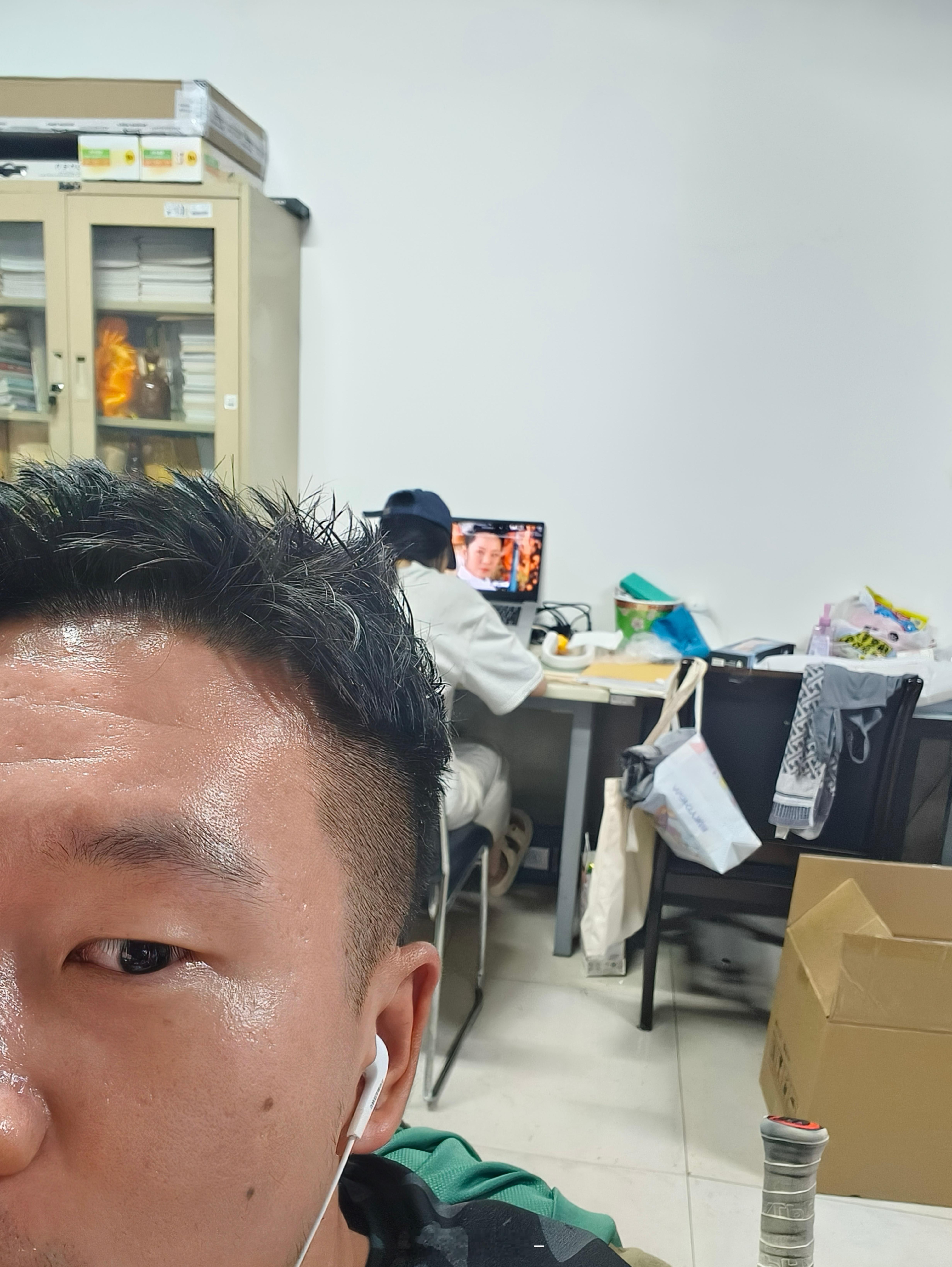 真的是我负责的师妹啊……一扭头，发现她在看砖妃数砖，我在看皇后“臣妾做不到”[笑