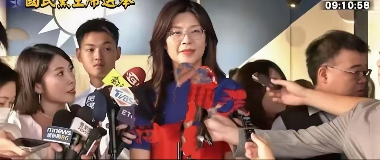 国共将迎来第三次合作？在10月18日，郑丽文在投票日时穿了一件蓝红相间的体恤，引