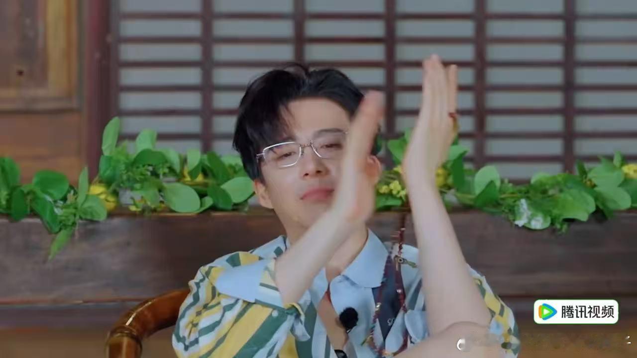 《地球超新鲜2》名场面+1，王玉雯唇语天赋点满，刘宇宁旁边眼神都直了。飞哥一句“