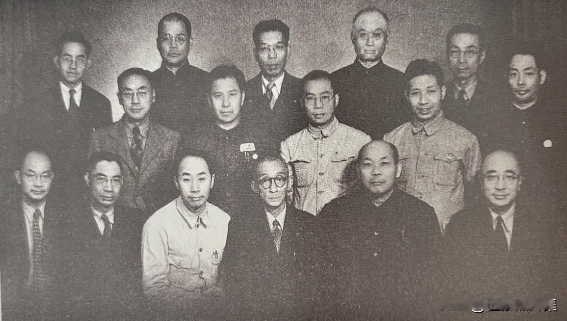 1949年，参加中国人民政治协商会议的正式代表和候补代表合影，后排左起：涂长望、