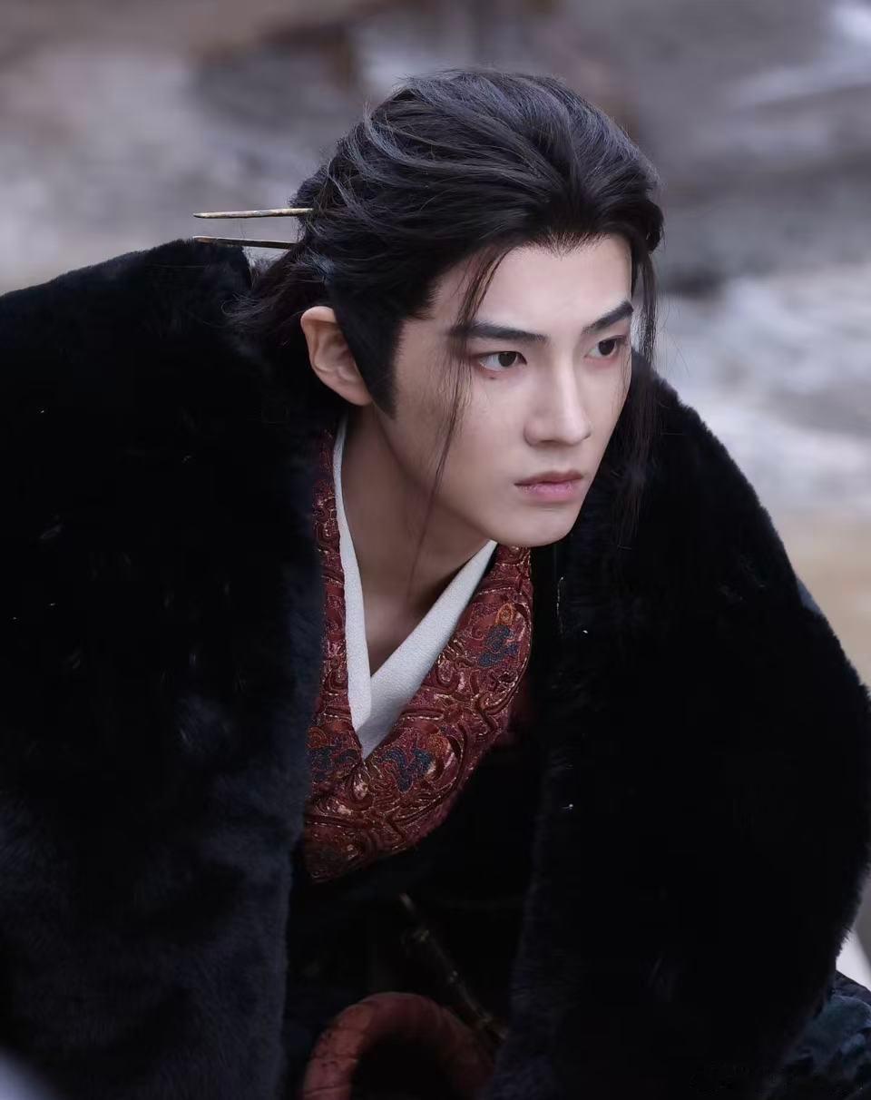 古子成称演反派比正派难 古子成用心揣摩反派角色，在直播的时候和大家说裴颂是完全不