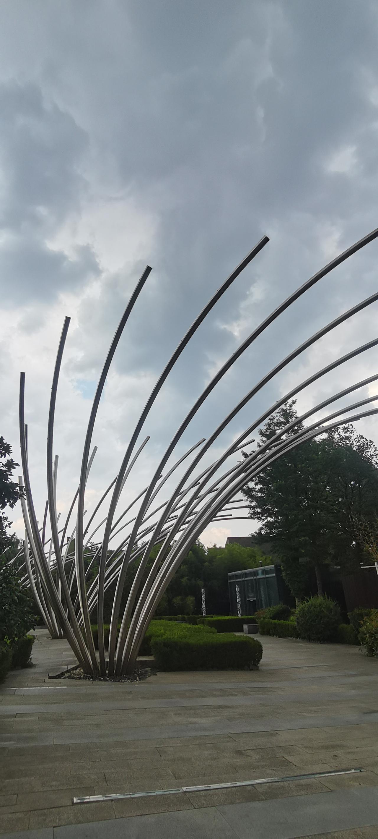 吸客体质是网络流行词，指部分人走到哪里，冷清店铺就很快客流爆满、生意变好的现象，