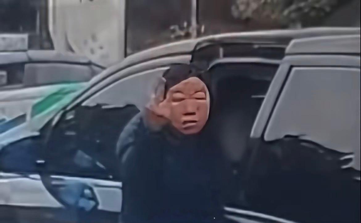 撞倒作不雅手势女子司机回应不雅手势，马超嗨...