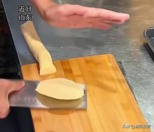 这操作太惊艳了😂！近日山东一师傅直接舍弃传统擀面杖，拿菜刀擀酥皮，手法行云流水
