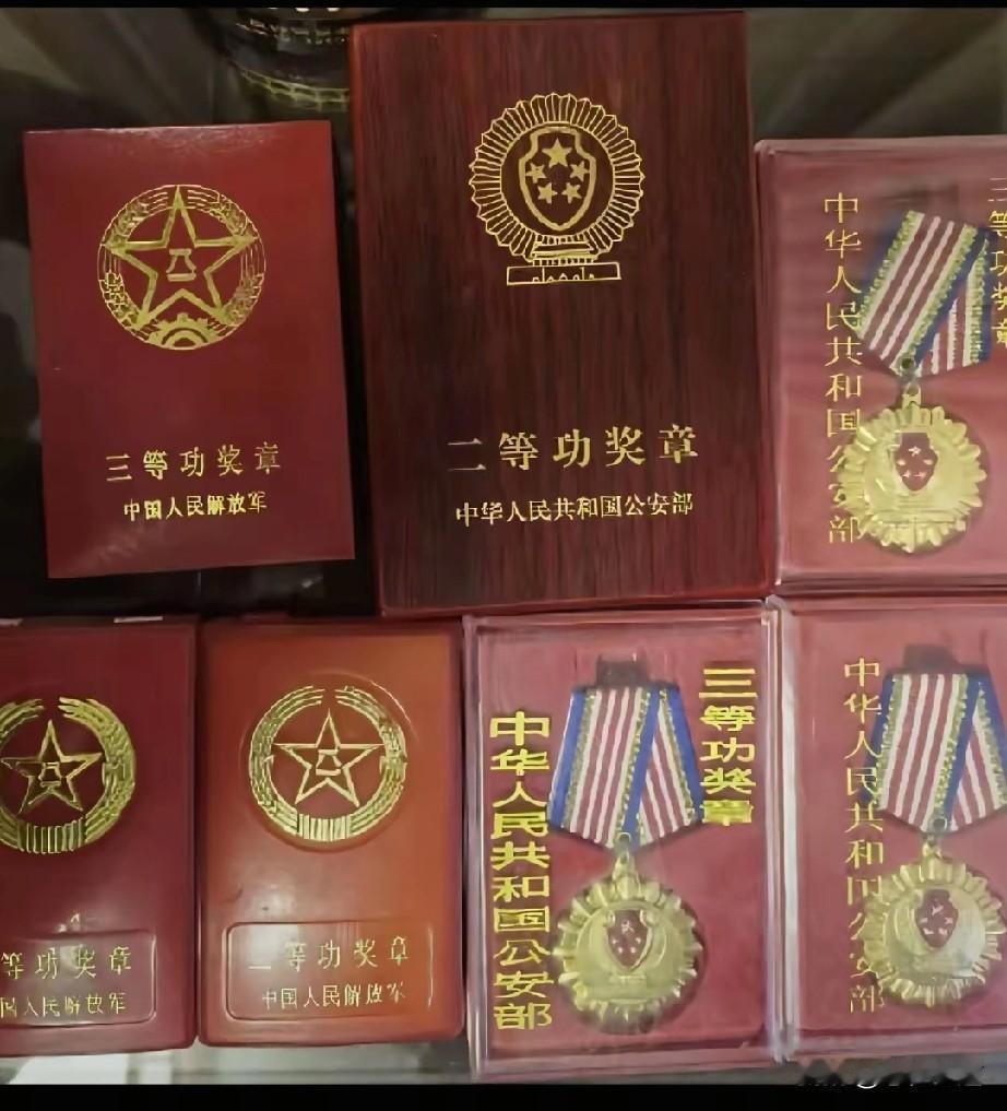 反诈老陈的七枚军功章，在反诈老陈（陈国平）的人生行囊里，藏着七枚沉甸甸的军功章。