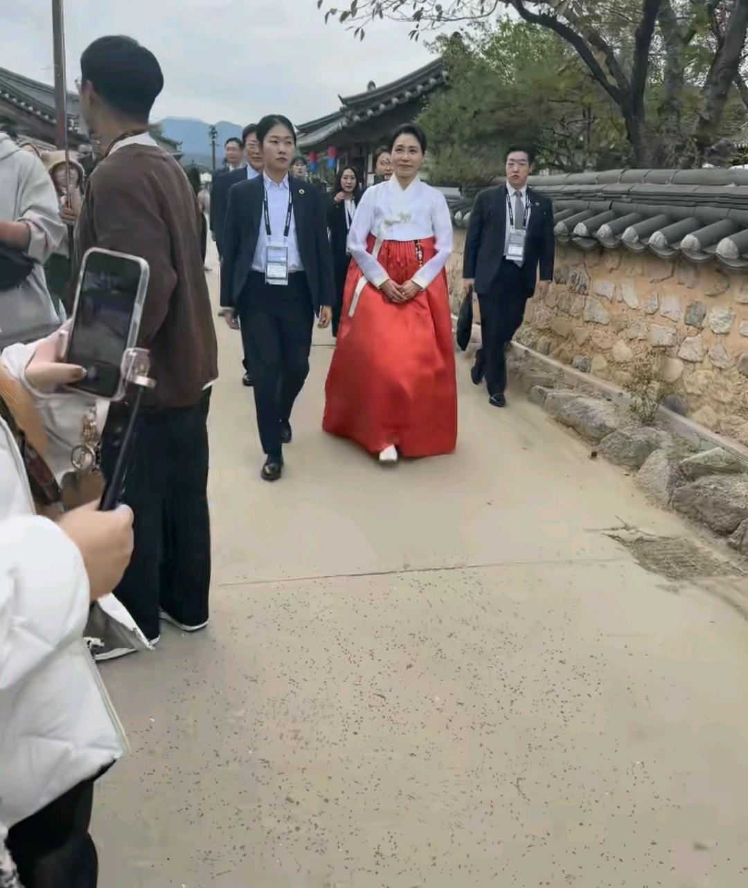10月30日，到庆州旅游的网友偶遇韩国第一夫人金惠景，金惠景穿着韩国传统古代礼服