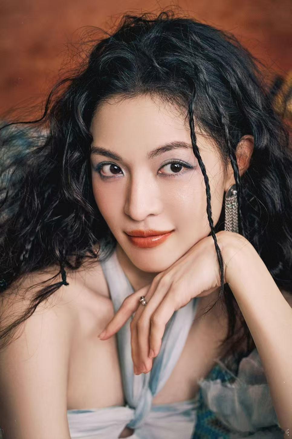 钟楚曦一年得省多少化妆师钱钟楚曦真是酷的美的甜的所有风格都能驾驭 