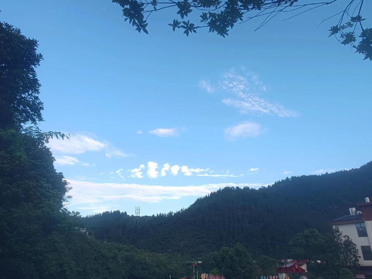 心境。什么时候生活能够像天空一样一碧如洗的纯净或者像绚烂的火烧云一样多姿多彩？随
