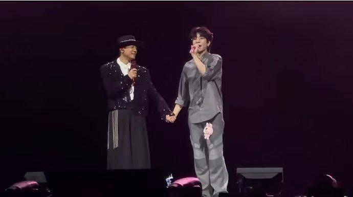 陈小春早安小手拉大手 昨晚陈小春宁波演唱会，早安现身同框！唱《笨小孩》春哥拉手早