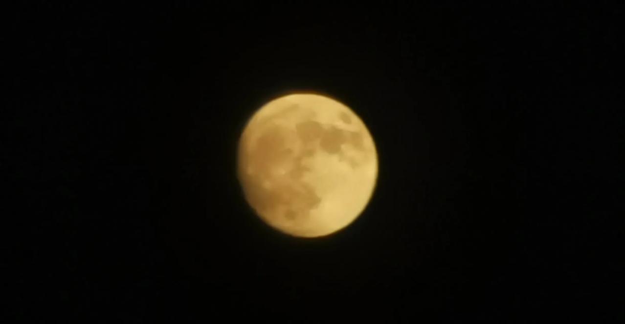 明天就是中秋节了，大家都晒晒手机拍的月亮照片吧