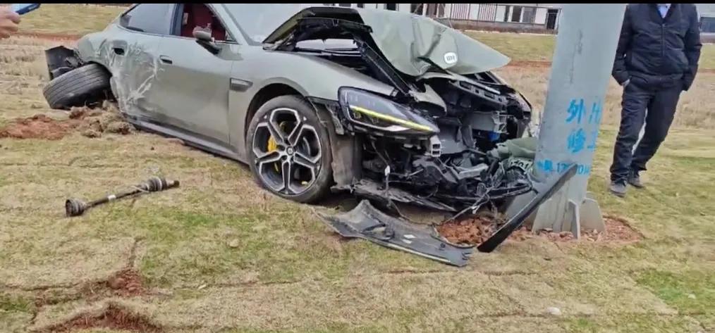苏7失控撞上电线杆，车身损毁严重！人没事