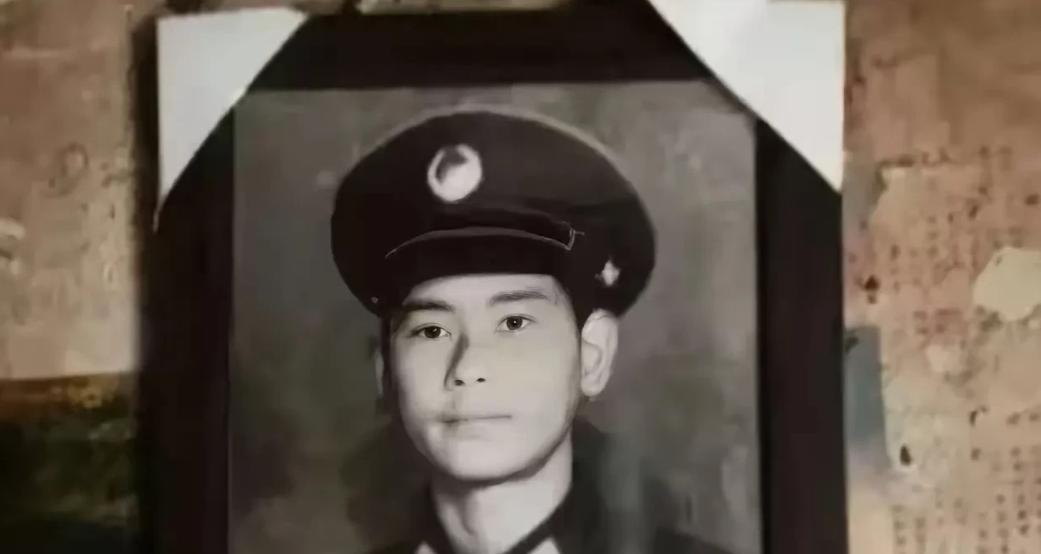 1986年老山前线，我军战士李谋仁，被3个越南特工用石块打晕，拖往越方。

那个