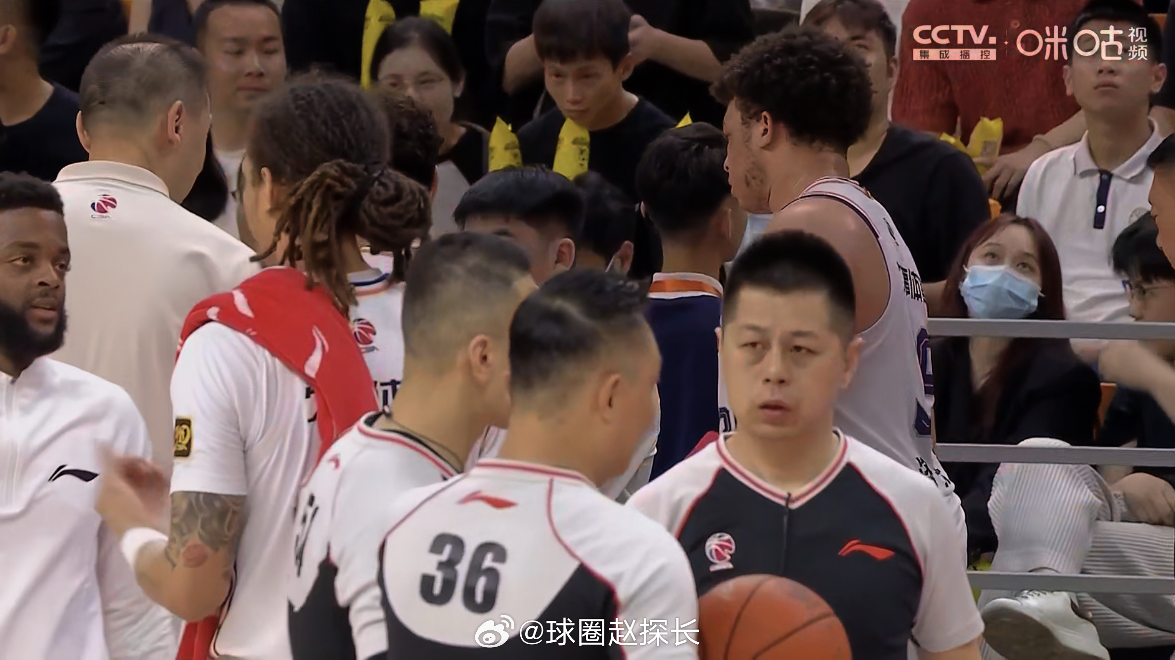 上海队叫了暂停，大家都没听到，王哲林扣篮不算[允悲]广东男篮vs上海男篮 ​​​
