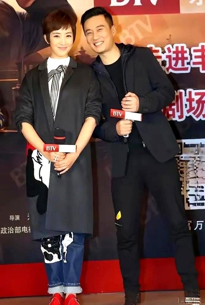 戏里演父女，下戏是夫妻。
这俩演员，真是把观众给整不会了。
有戏就一起进组，镜头
