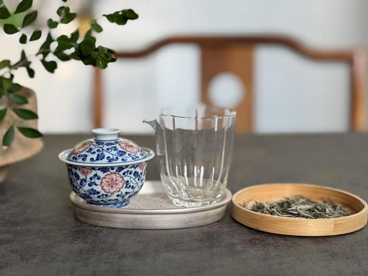 如何辨别真正的釉里红茶具？
玩釉里红，主要看发色。
所谓发色，就是指釉里红茶具在