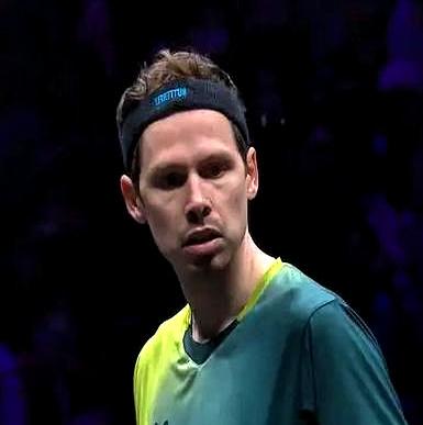 你见过王楚钦愣神吗？侧身爆冲整个人扑出去，抬头看见球回台直接钉在原地半秒。
首