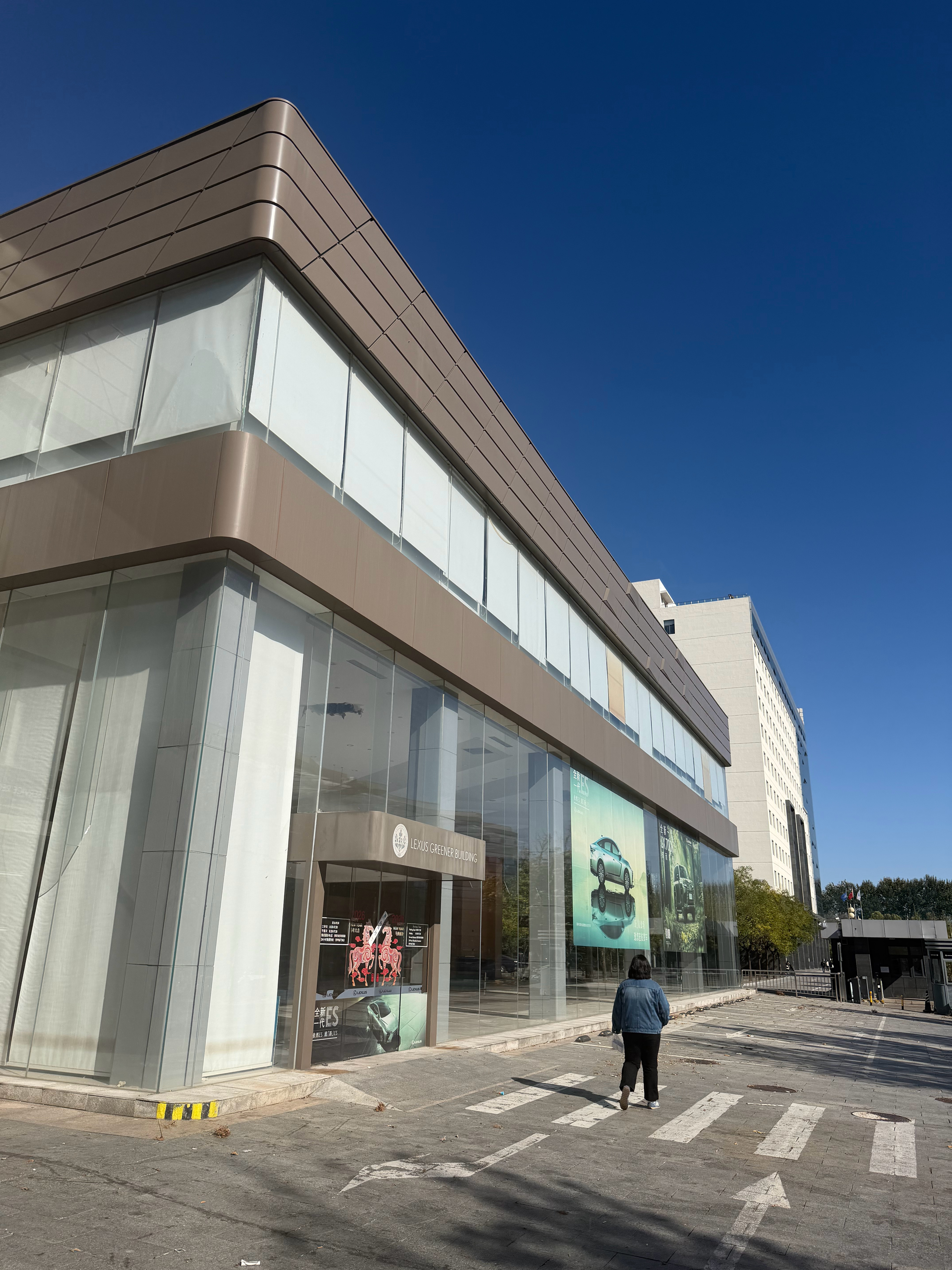 边上的 4S 店突然关门了，贴上了封条。问了一下：“一个月 80 万的房租，每月