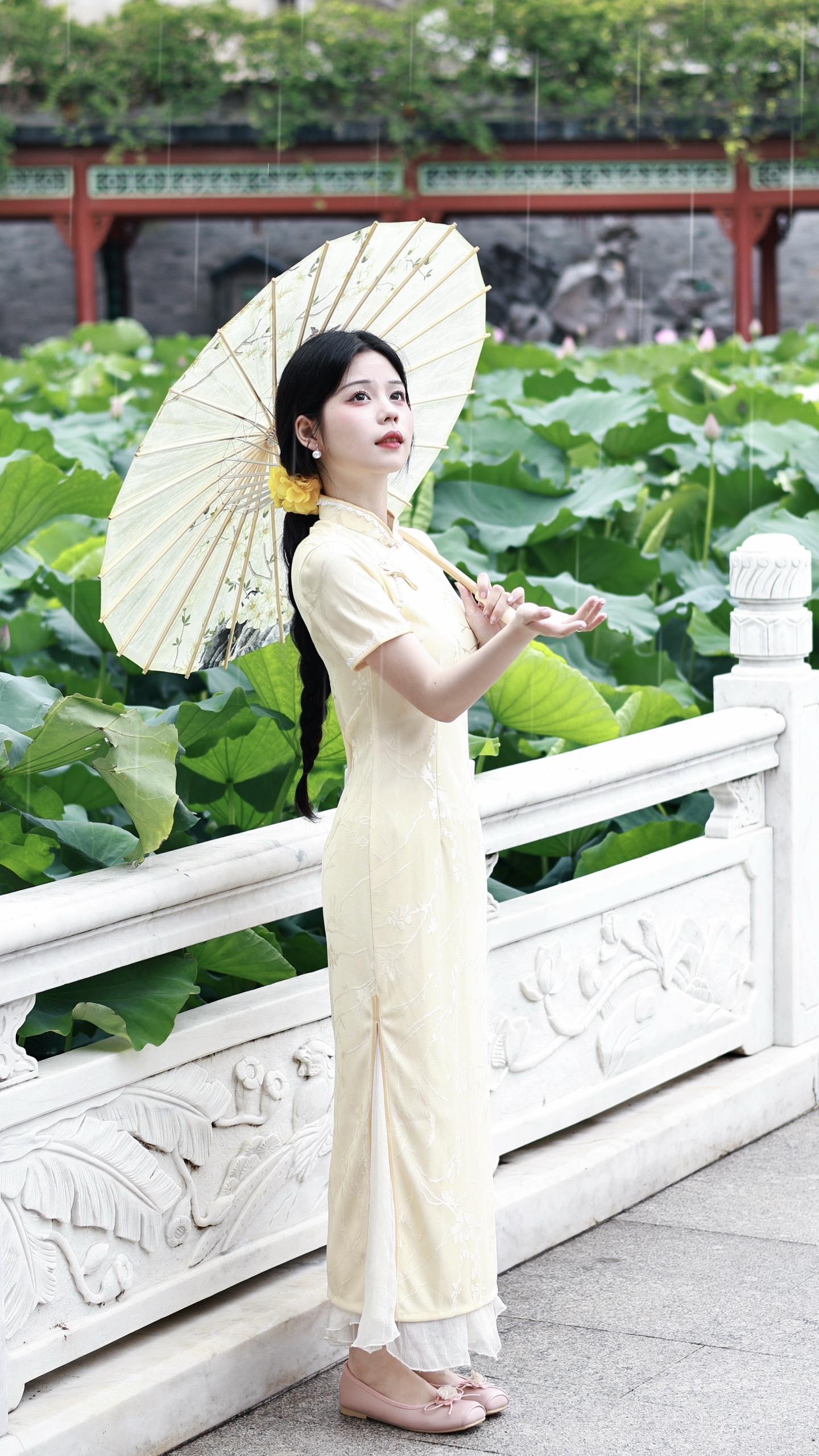 四面垂杨十里荷，问云何处最花多。