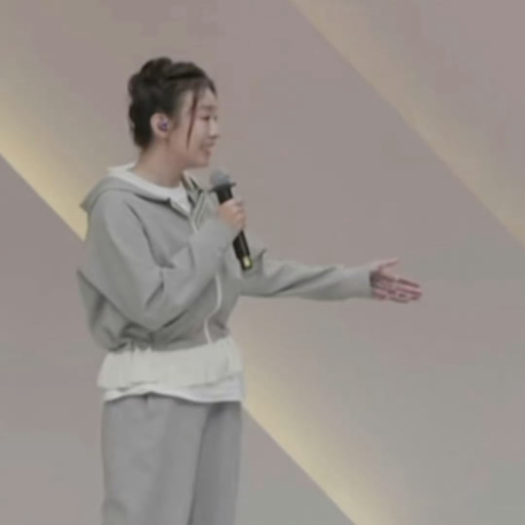 侯宇回应浪姐小考打小抄 浪姐小考侯宇手上密密麻麻全是字，她回应：太紧张了怕记不住