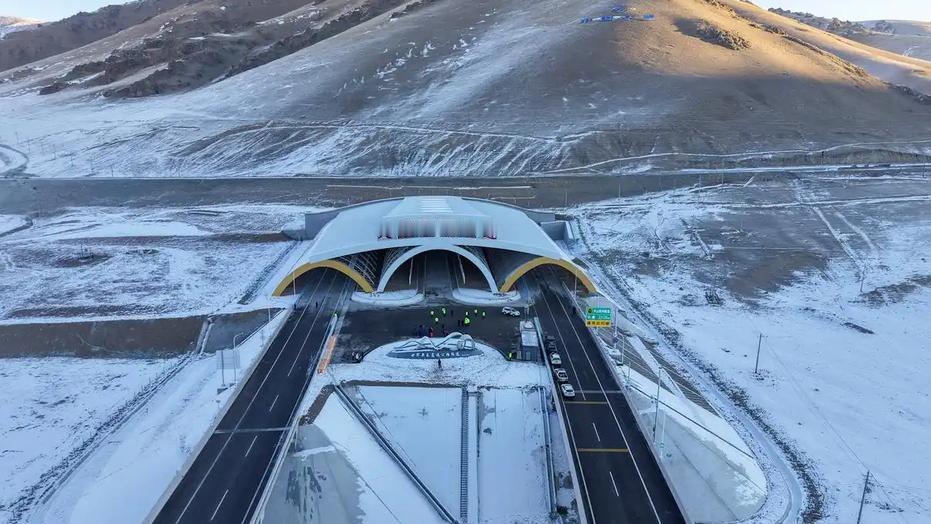 12月26日，世界最长高速公路隧道——天山胜利隧道正式通车，标志着新疆交通基础设