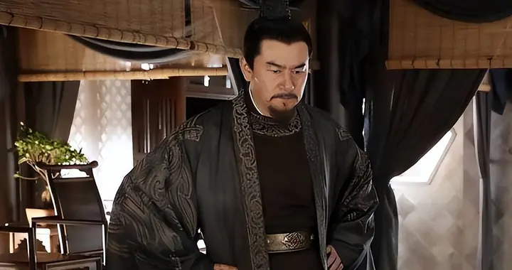 衣领上的战争：为什么好人穿“交领右衽”，坏人穿“对襟盘扣”？