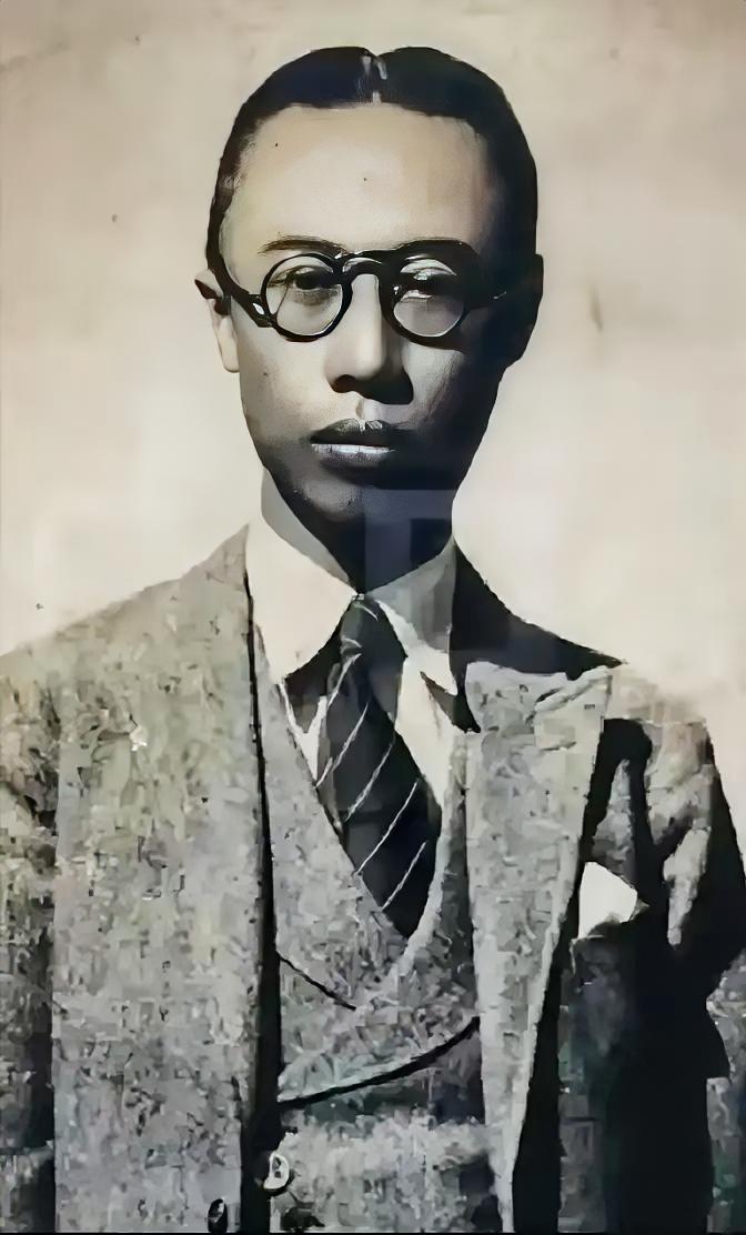 晚上，12岁的溥仪，被十几个宫女摁在床上玩游戏。他很兴奋，但玩了很久，还是累了，