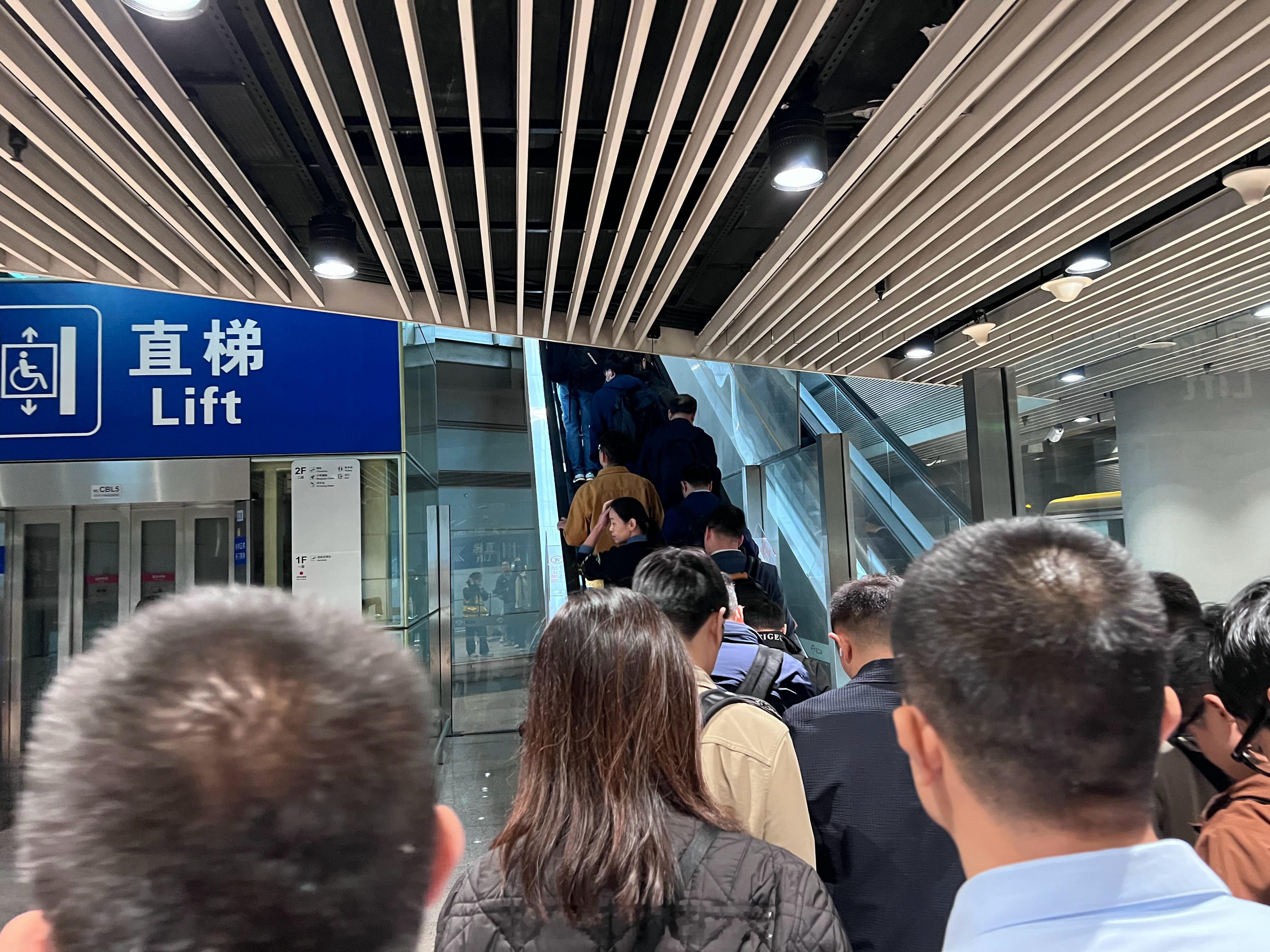真的忍不住继续吐槽首都机场！下了摆渡车进入到达大厅的那个入口小得可怜，每次一车人