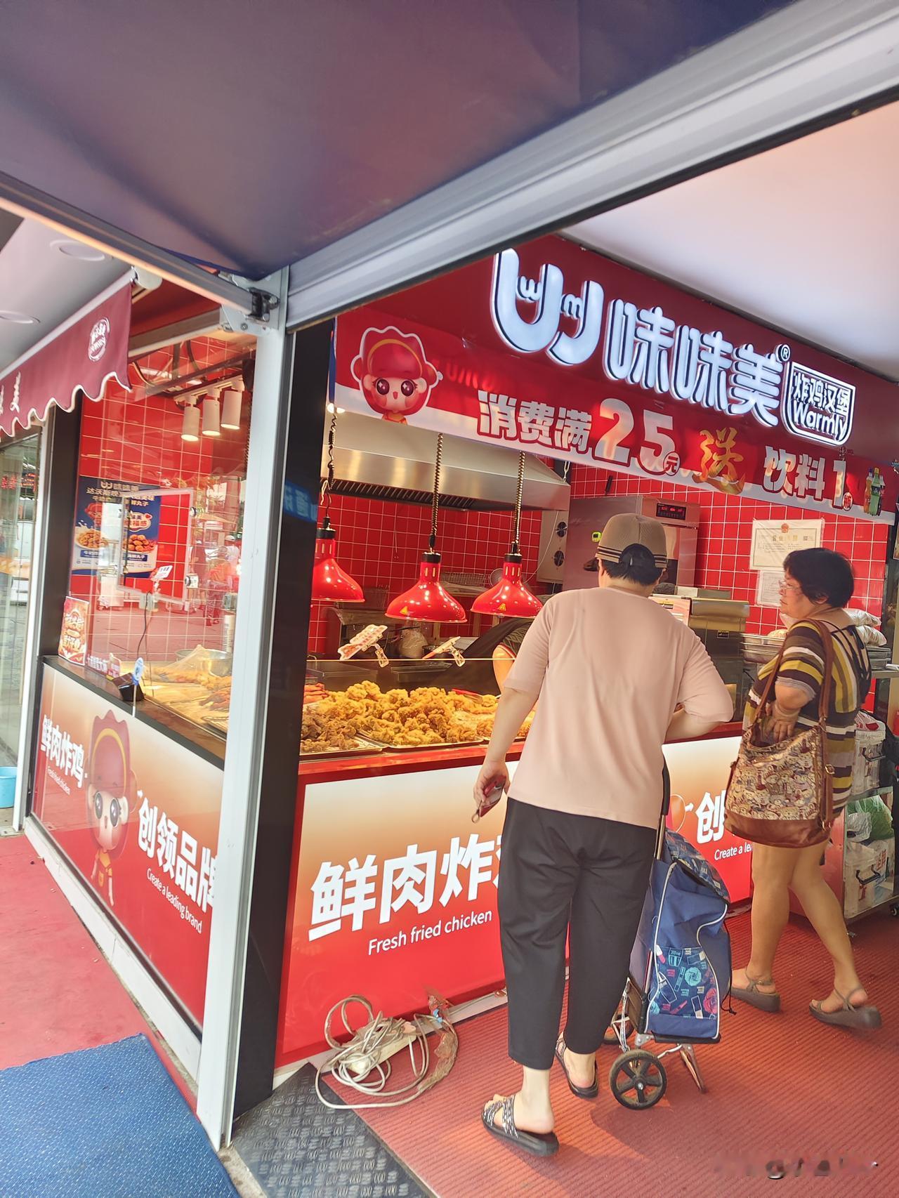夏日生活打卡季真的没吃过如此难吃的汉堡，饼皮辣嗓子，沙拉酱黏糊糊的，鸡块绷硬的咬