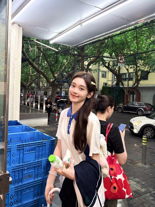穿校服