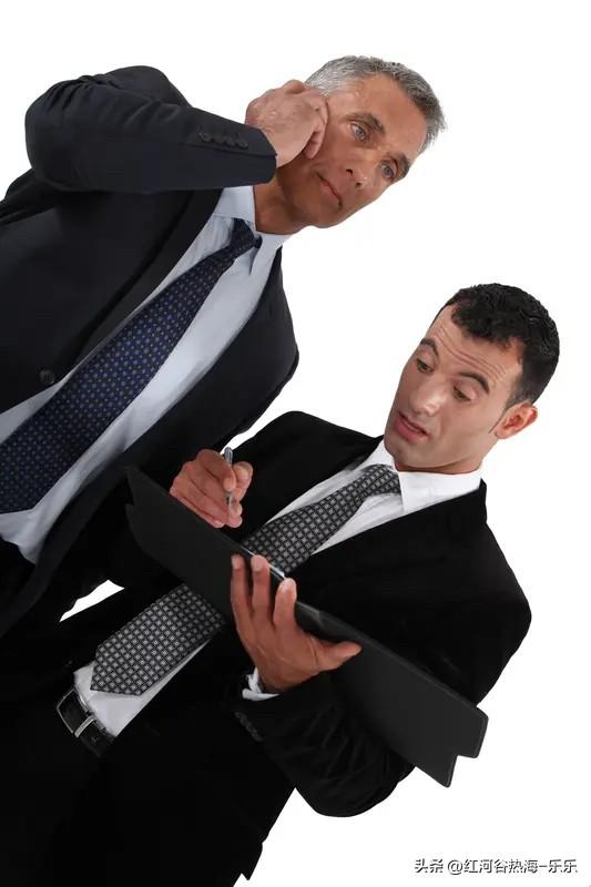 都这个年头了。
居然还有人相信国外职场没有人际关系。
这些人真的是活在梦里面。