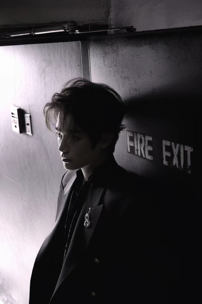 丁禹兮质感定格纯粹丁禹兮于眼神凛冽中解构摩登锋芒 丁禹兮质感定格纯粹，于眼神凛冽