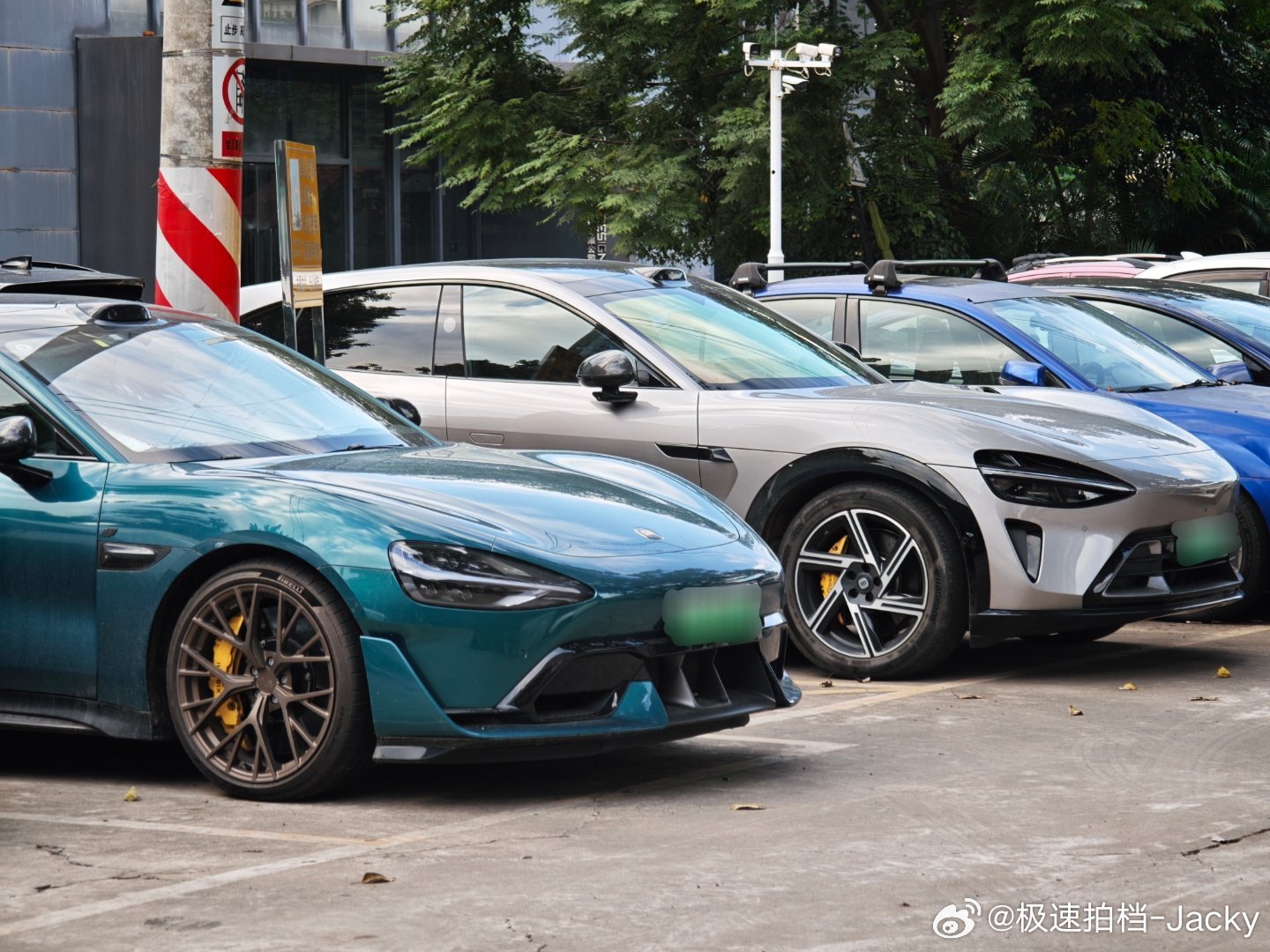 如果SU7U 可以换一个Yu7 的大灯和叶子板 得多帅啊 ​​​