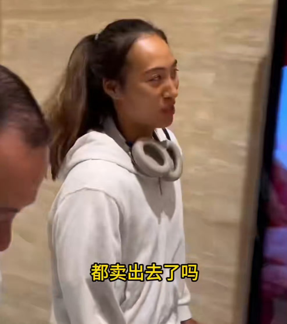 郑钦文询问中网卖票情况，卖票对于一个项目的商业化当然很重要嘞，好消息是最后中网卖